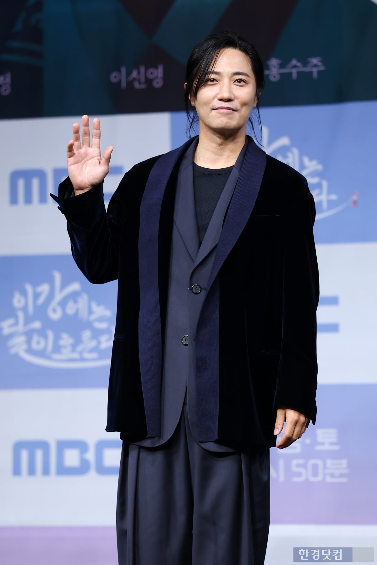 Kiểu tóc dài phản chủ của Jin Goo Kiểu tóc dài 'phản chủ' của Jin Goo gây thất vọng cho khán giả.