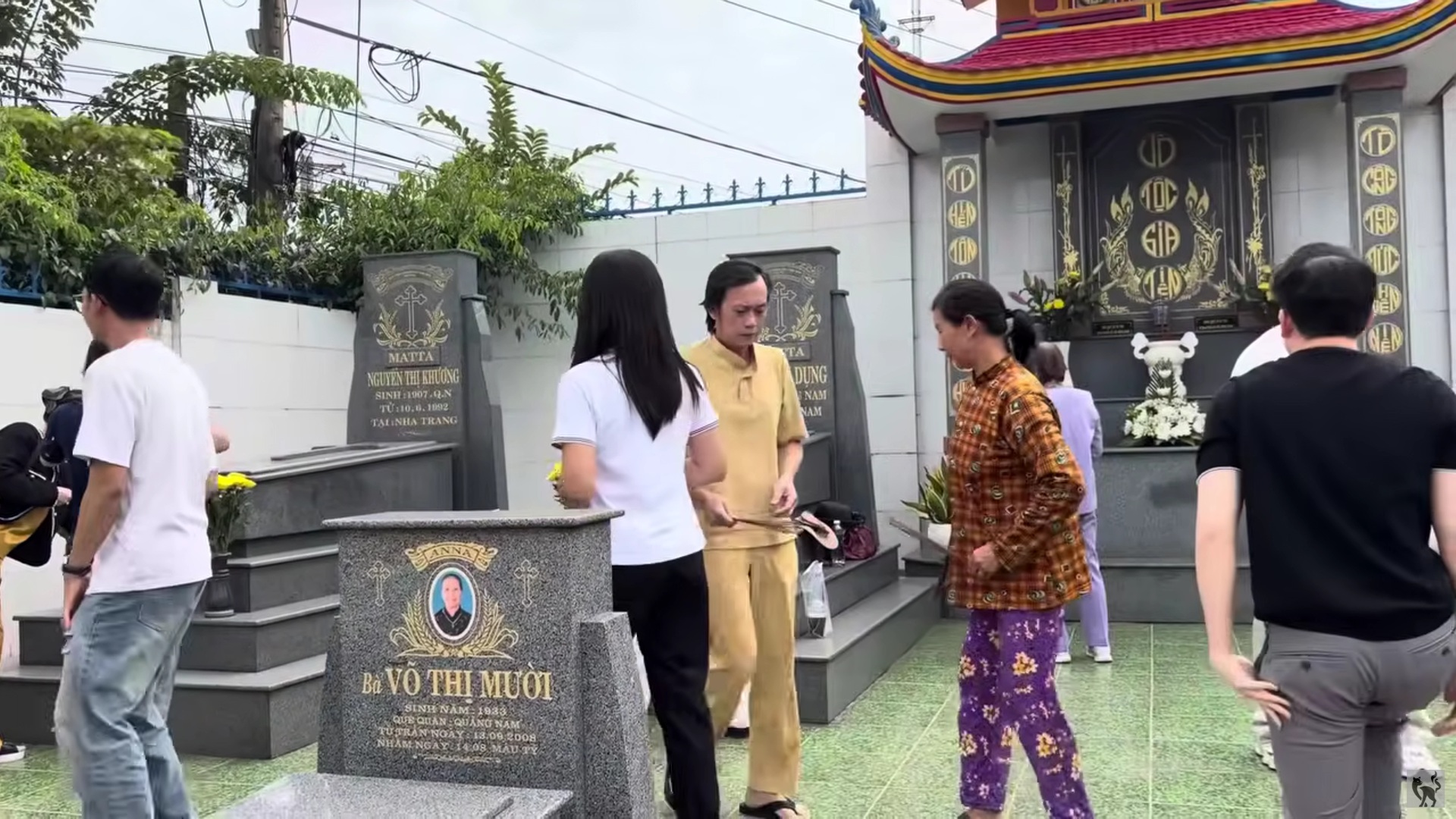 Hoài Linh cắm hoa và chuẩn bị lễ vật
