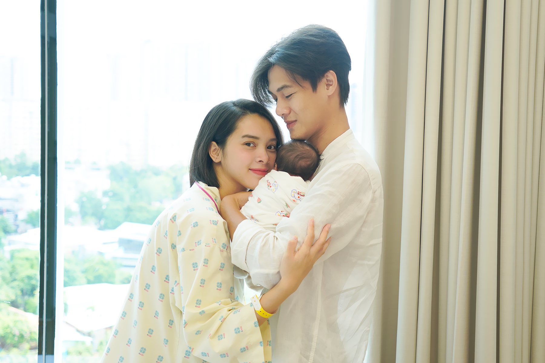 Cặp đôi đón con gái đầu lòng Cặp đôi đón con gái đầu lòng