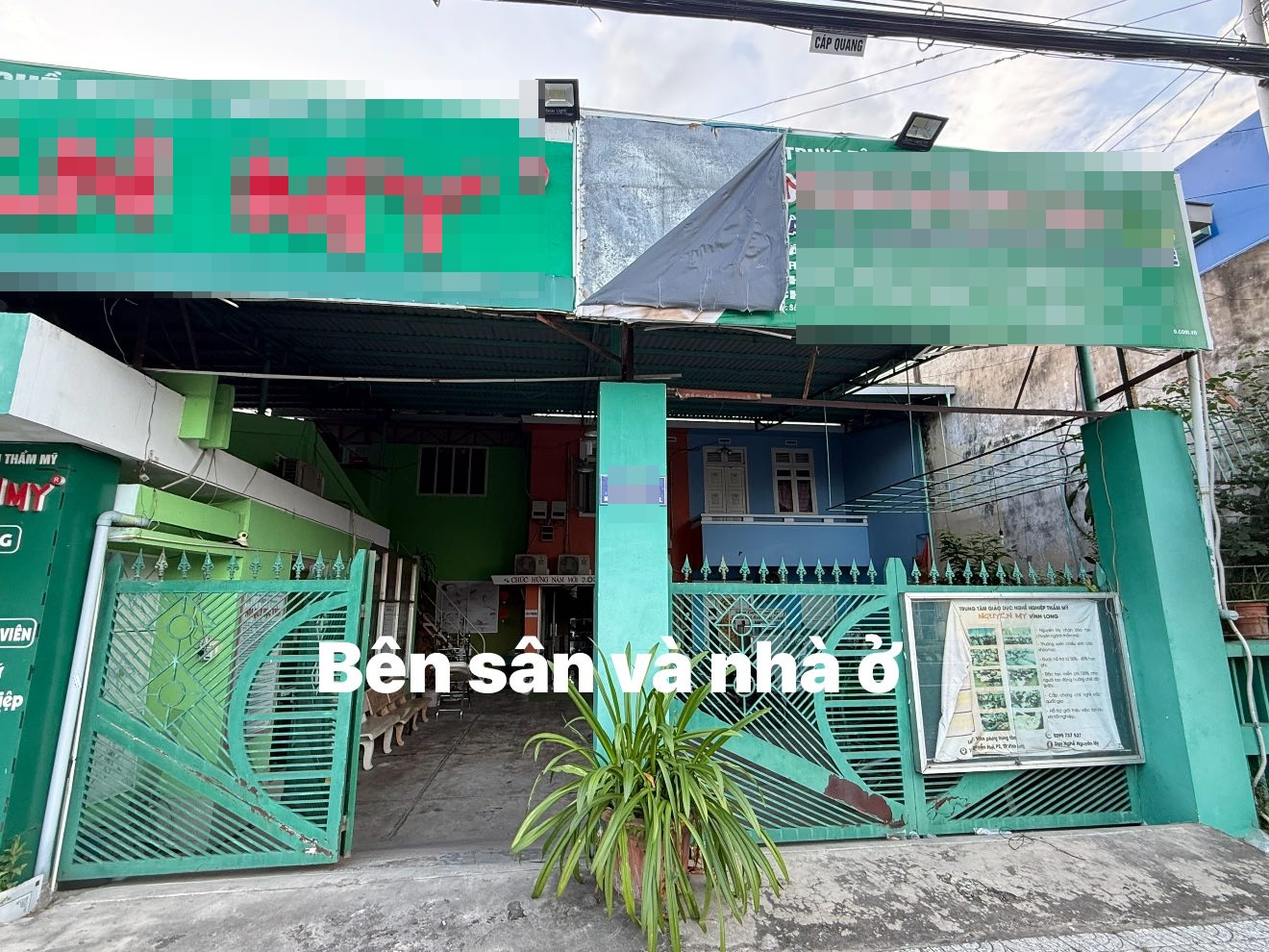 Phân cảnh bên trong và ngoài ngôi nhà