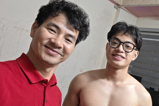 Đàm Vĩnh Hưng vội vàng sửa và xoá bình luận sau khi Cục trưởng Xuân Bắc nhắc nhở- Ảnh 1. Con trai cả của nghệ sĩ Xuân Bắc gây chú ý bởi màn nịnh khéo bố