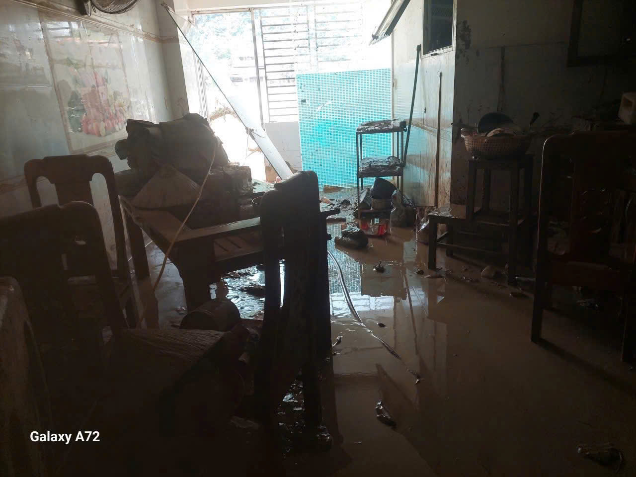 Bức ảnh nhà hoa hậu bị bùn đất bao phủ
