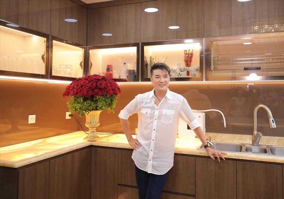Bất động sản của Đàm Vĩnh Hưng- Ảnh 5. Nội thất bếp bằng gỗ