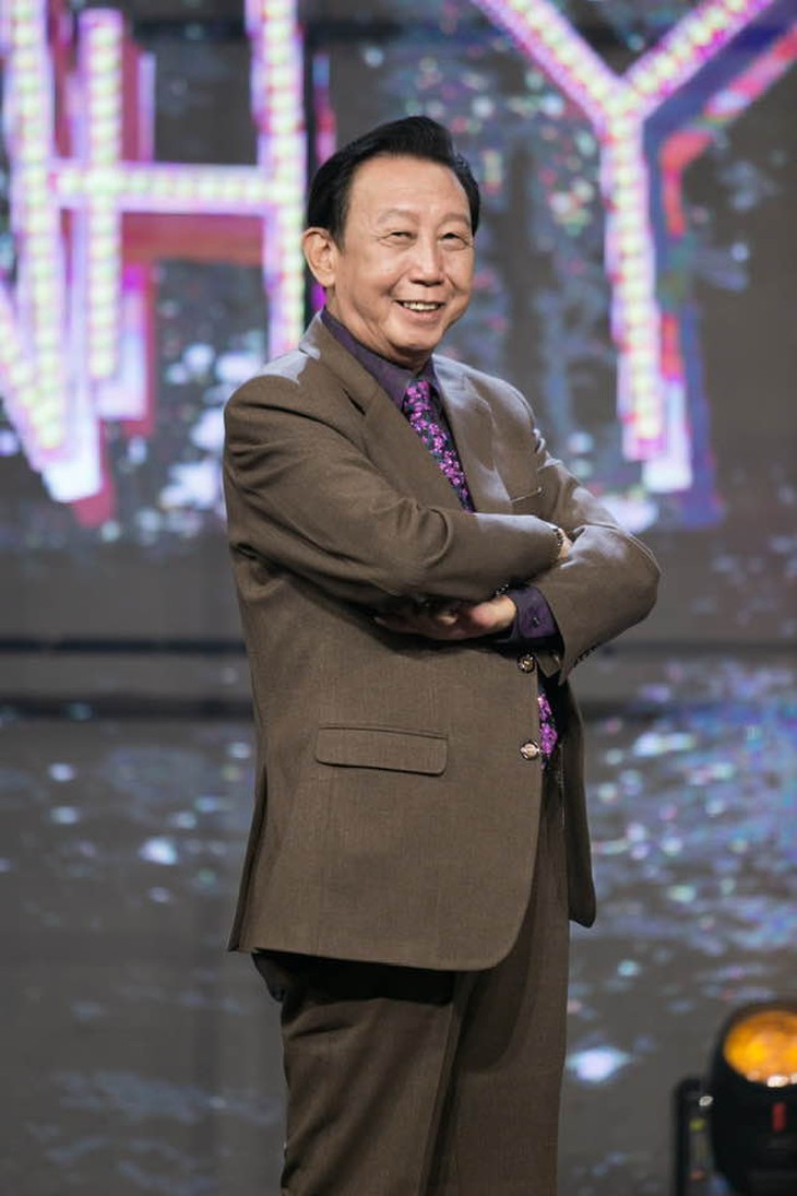 Nhạc sĩ Thế Hiển cùng cây đàn guitar