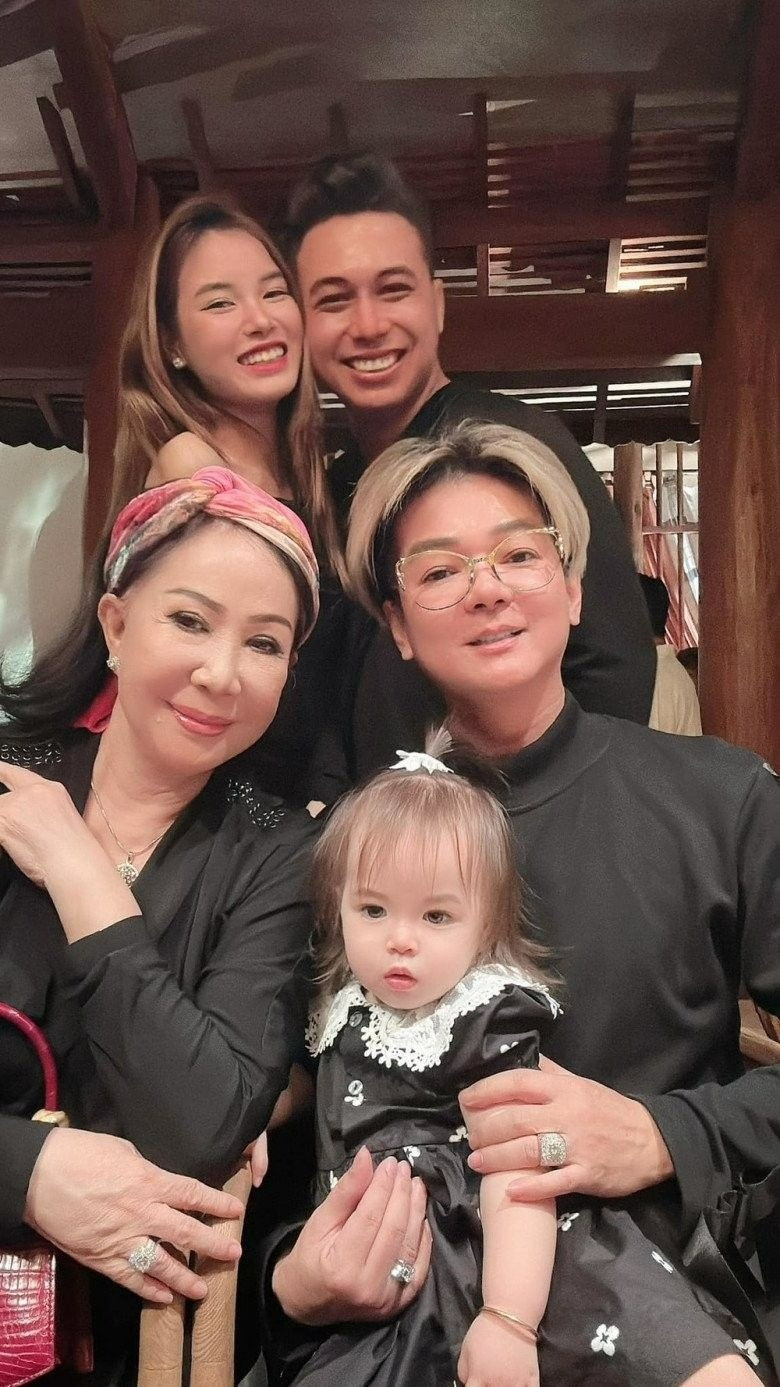 Vũ Hà cùng vợ Huyền Vân Ca sĩ Vũ Hà và người vợ lâu năm