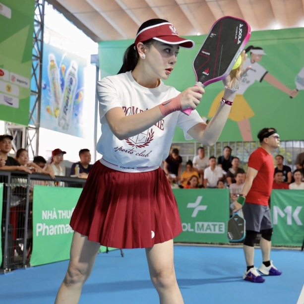 Phương Oanh chơi pickleball