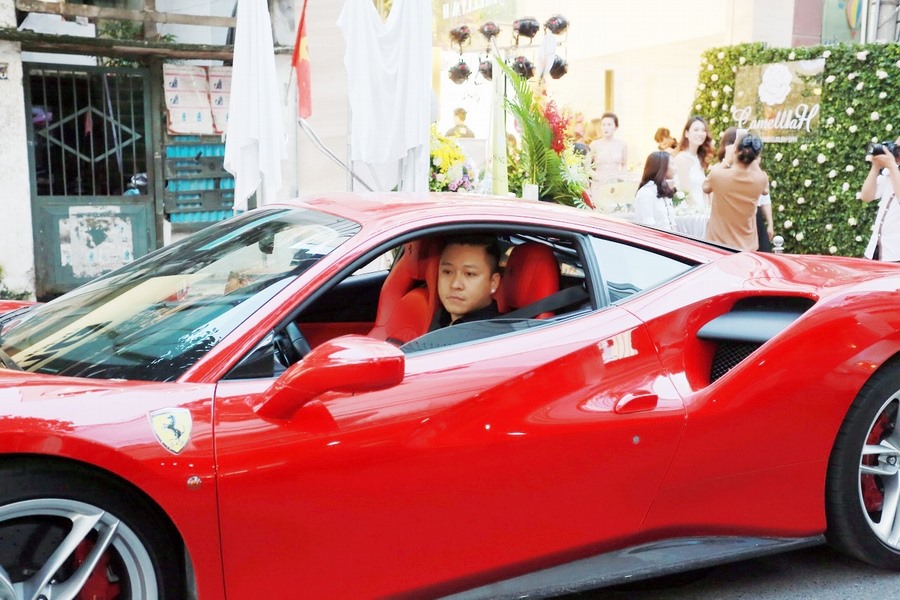 Siêu xe tan tành sau tai nạn trên cao tốc Chiếc Ferrari của Tuấn Hưng bị hư hại nặng sau tai nạn