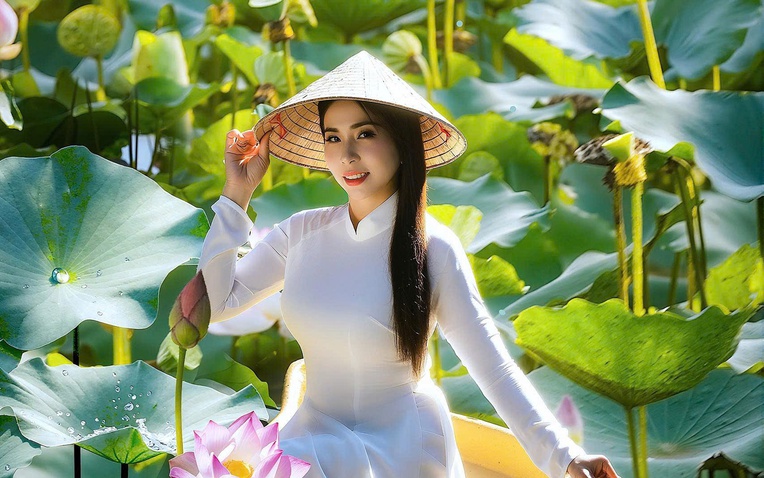 Lý Hương trong bộ ảnh áo dài bên hoa sen