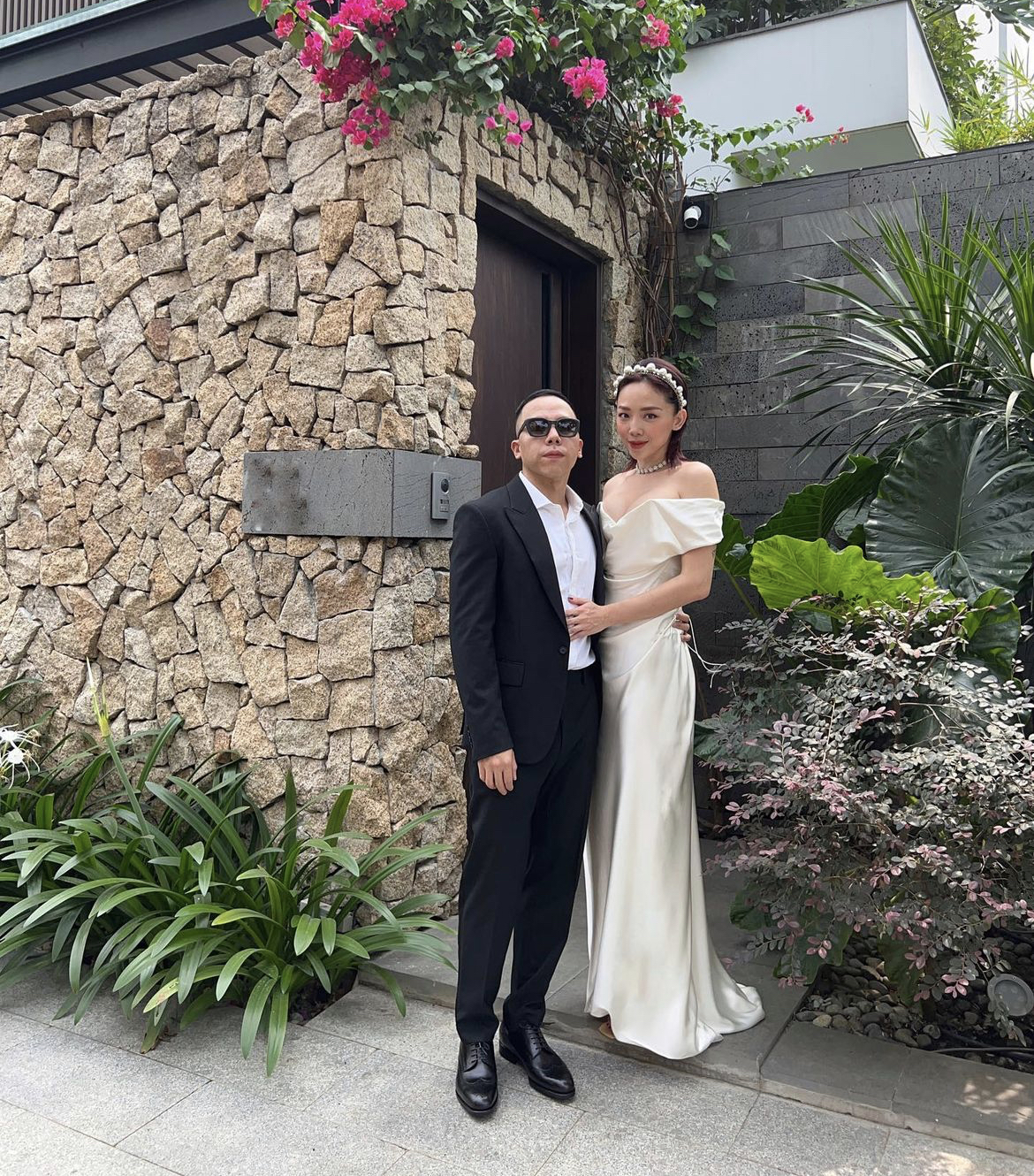 Vợ chồng Tóc Tiên khoe cuộc sống trong biệt thự