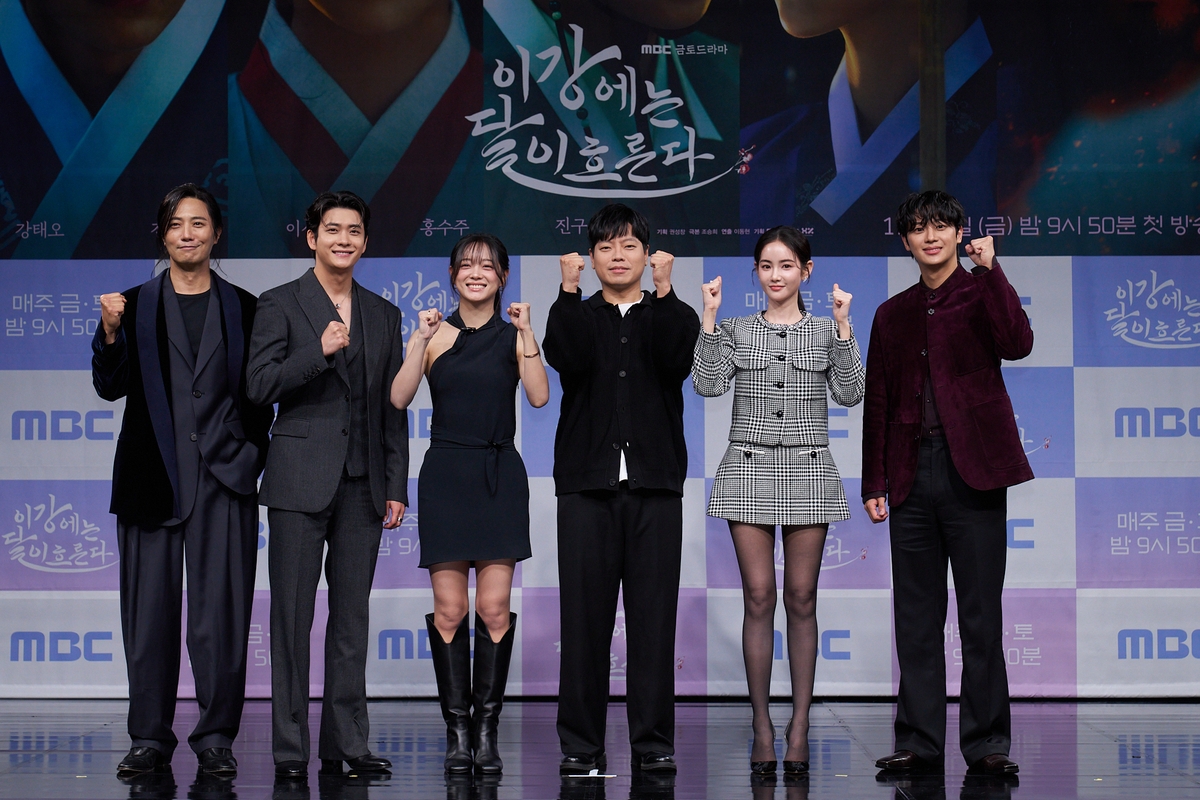 Jin Goo tại họp báo phim Moon River Jin Goo xuất hiện tại họp báo ra mắt phim Moon River cùng các bạn diễn.