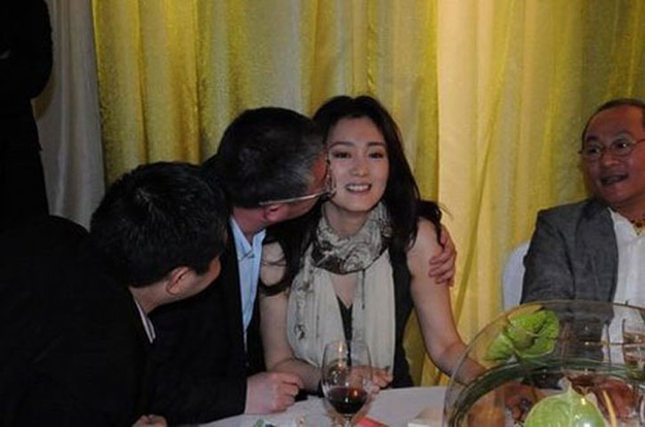 Vết nhơ gột cả đời không sạch của Phạm Băng Băng, Lưu Diệc Phi- Ảnh 8. Chương Tử Di, Củng Lợi hầu rượu đại gia