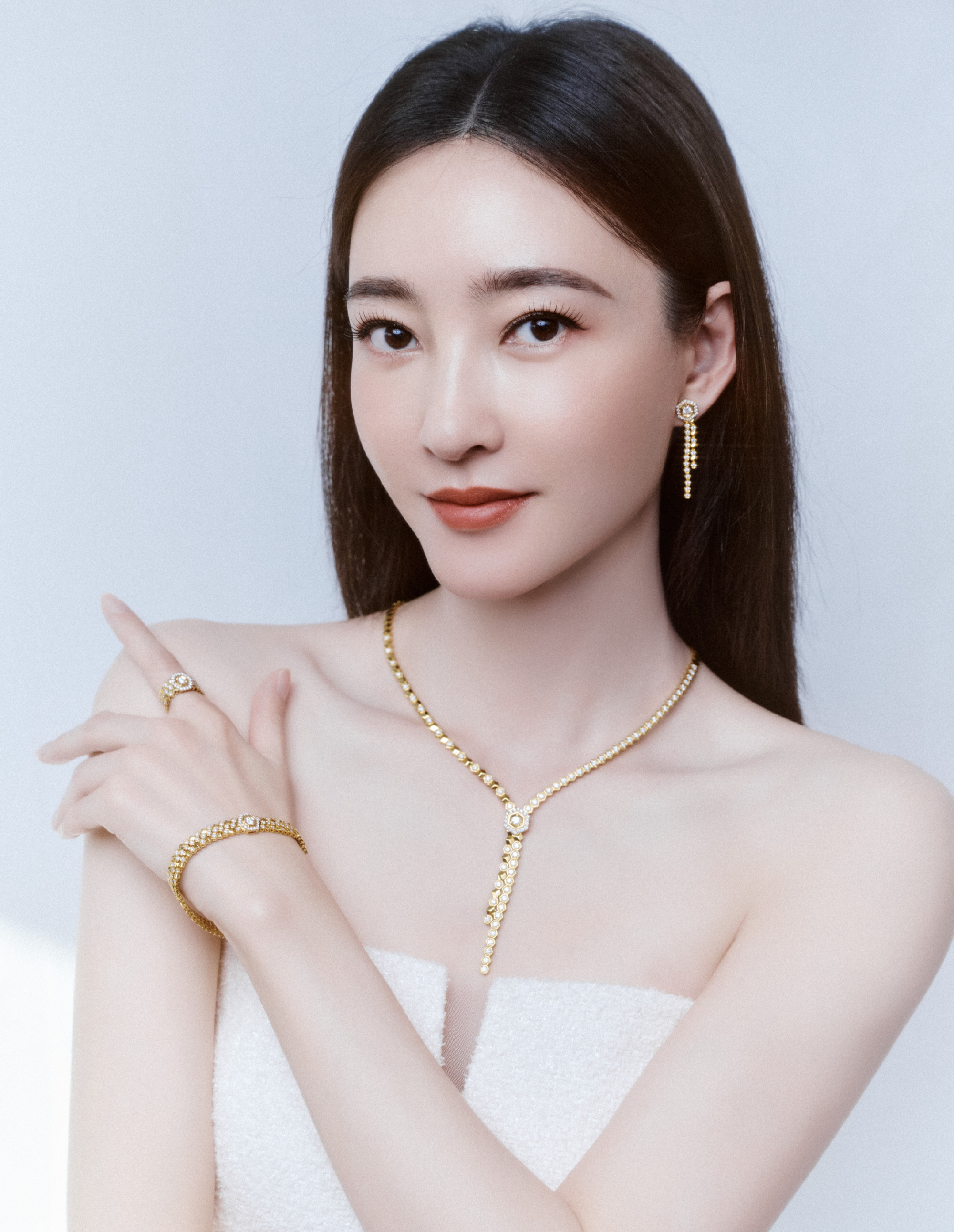 Vương Lệ Khôn điêu đứng vì bê bối của chồng đại gia