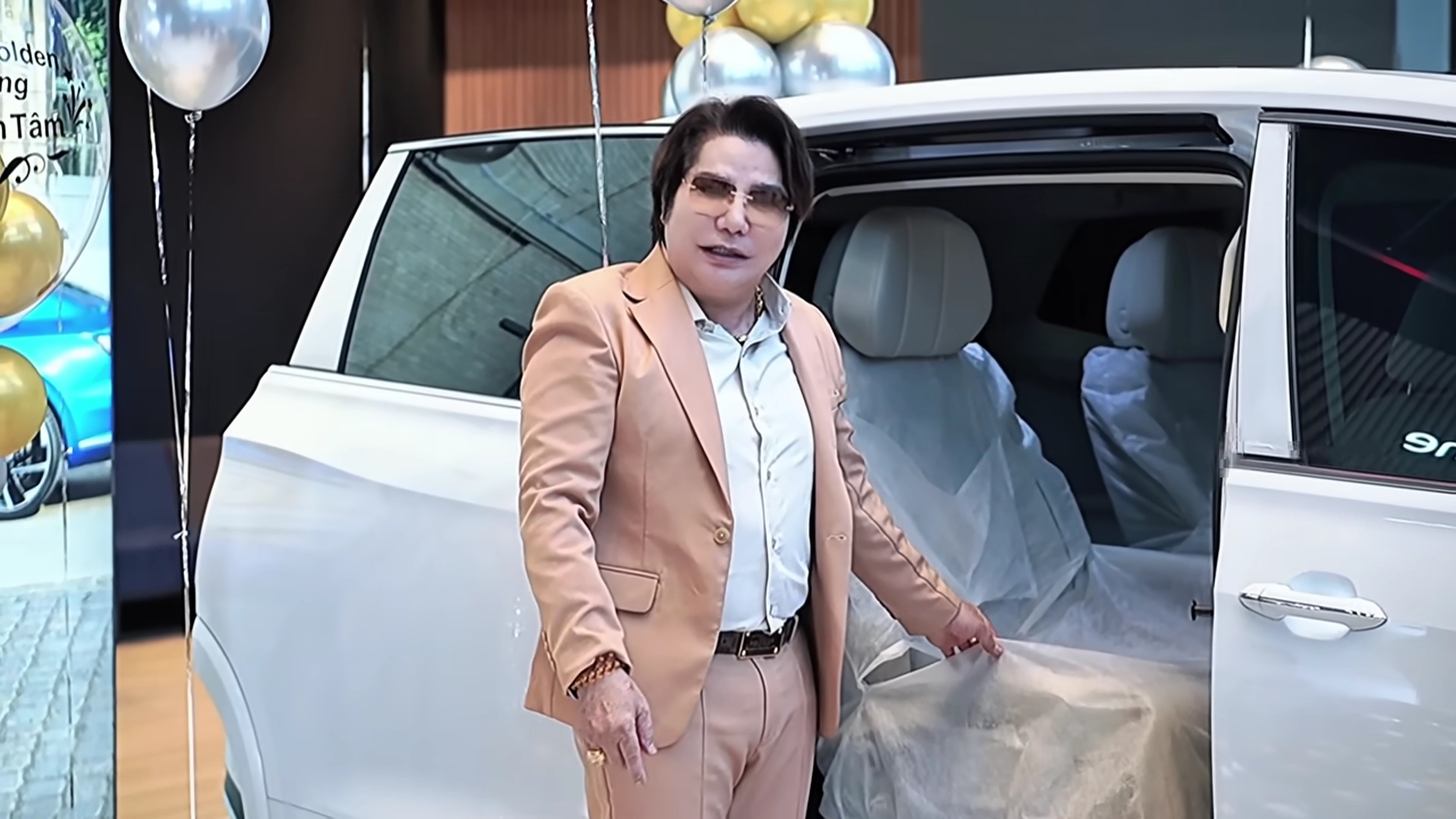 Nam nghệ sĩ từ Mỹ về tậu xe sang đắt tiền- Ảnh 1. Nghệ sĩ Linh Tâm trong trang phục sang trọng nhận xe