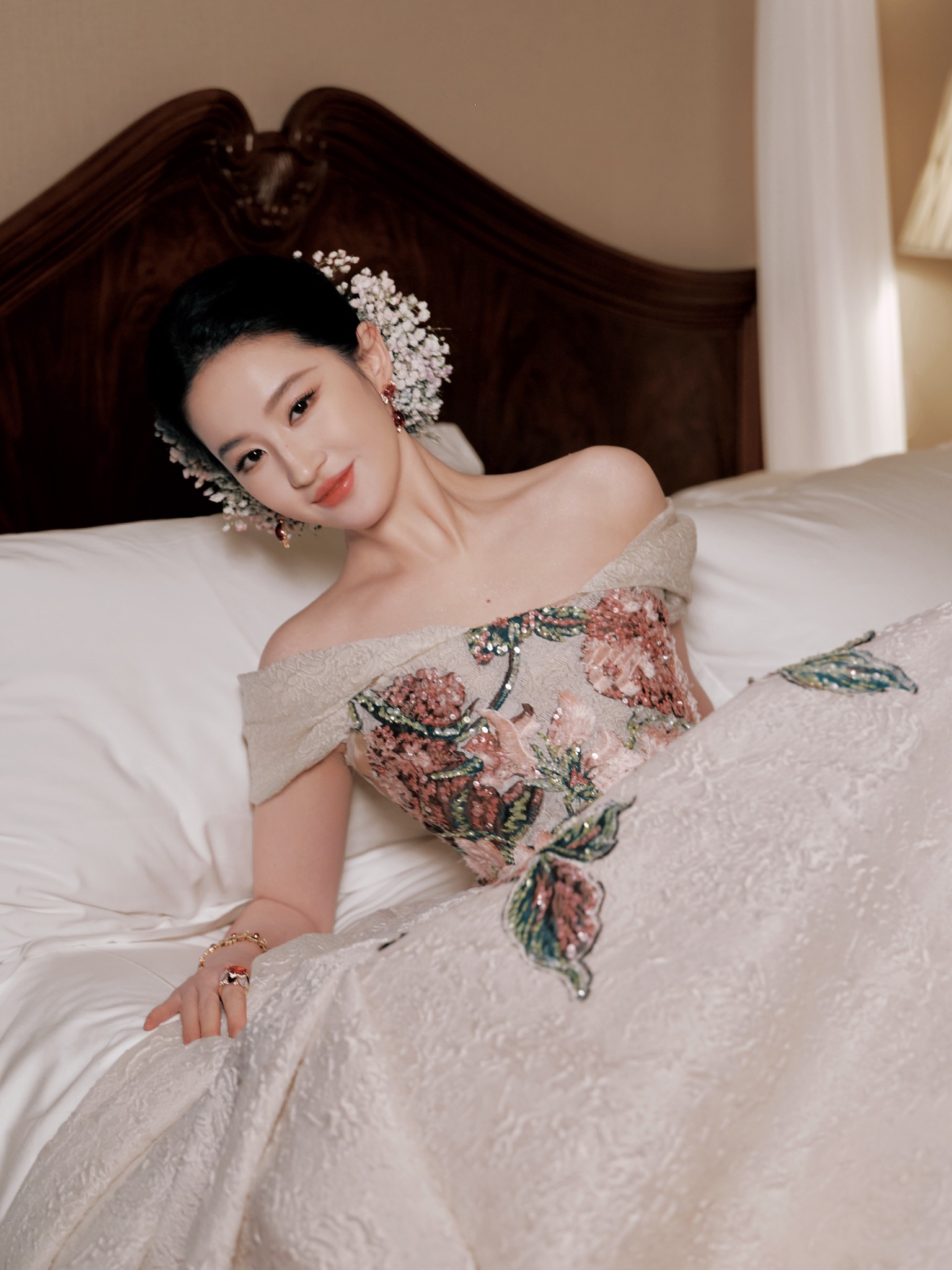 Vết nhơ gột cả đời không sạch của Phạm Băng Băng, Lưu Diệc Phi- Ảnh 1. Phạm Băng Băng tiếp rượu đại gia