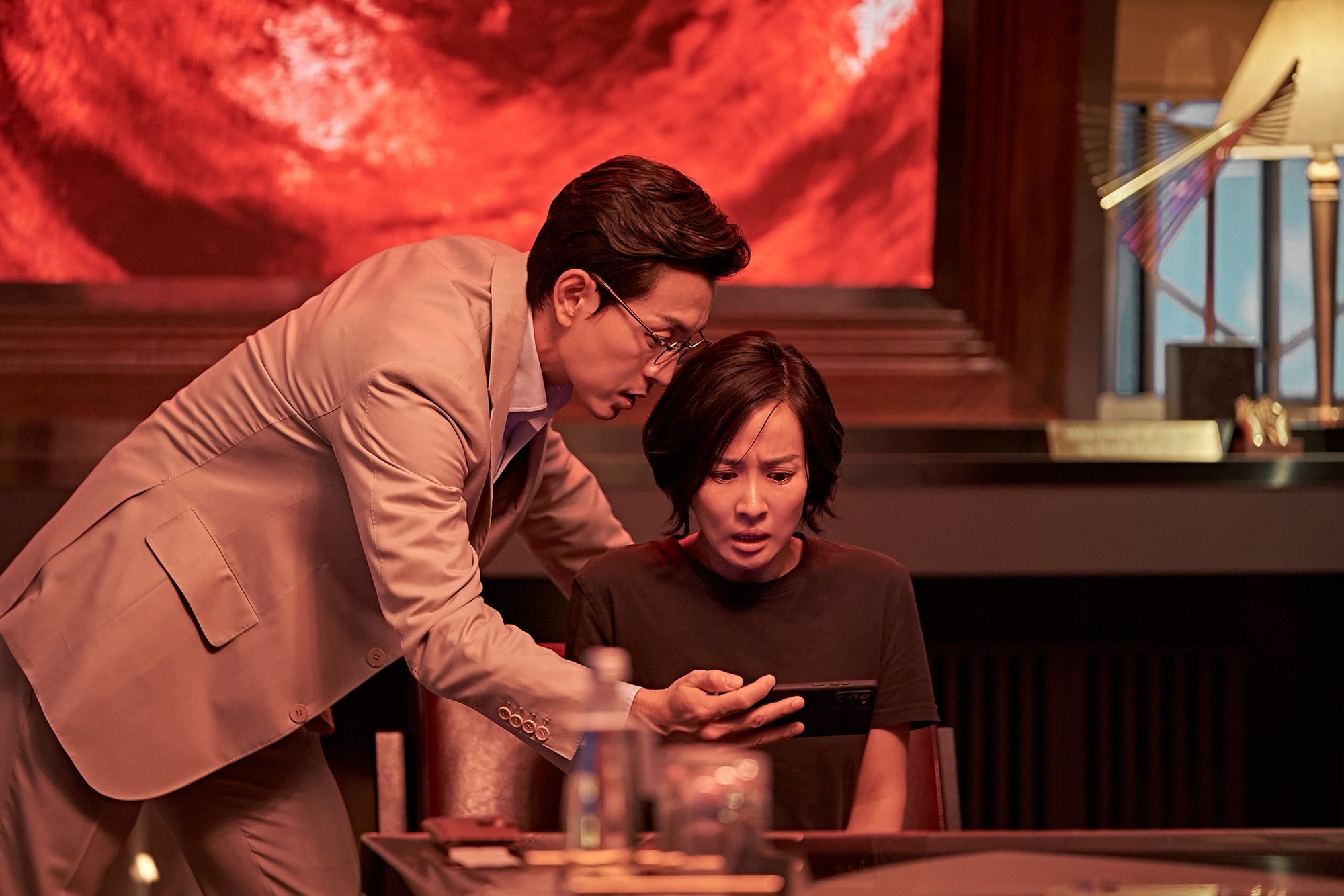 Phim 18+ Hàn Quốc gây tranh cãi nhất 2025: Cặp chính đẹp điên đảo cõi mạng, xem 1 lần là quá ít- Ảnh 5. Cảnh quay trong phòng kín đầy áp lực