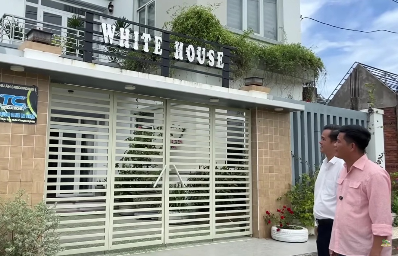 Trước cổng biệt thự của Chế Thanh Biệt thự của Chế Thanh ở Phú Quốc