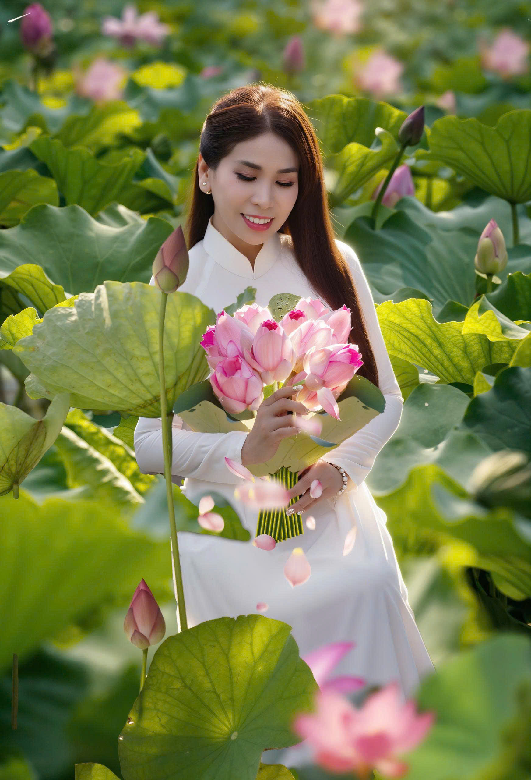 Lý Hương cùng gia đình chăm sóc mẹ