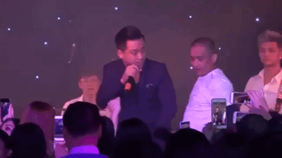 Tuấn Hưng bị khán giả giật mic gây bức xúc Tuấn Hưng bị khán giả giật micro khi đang biểu diễn