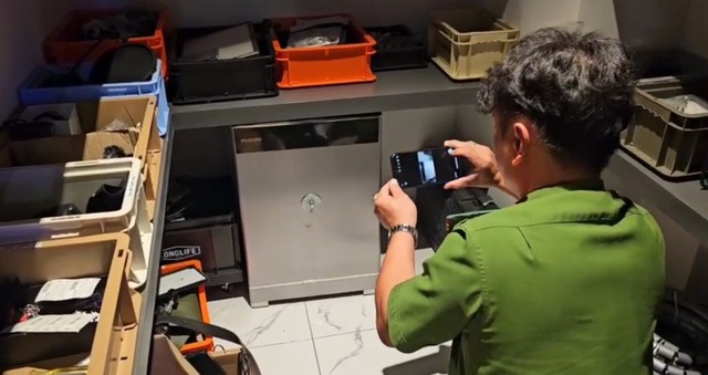 Lương Bằng Quang quanh co không hợp tác, gây khó khăn cho công tác điều tra- Ảnh 2. Lương Bằng Quang không mở két sắt khi làm việc với lực lượng chức năng