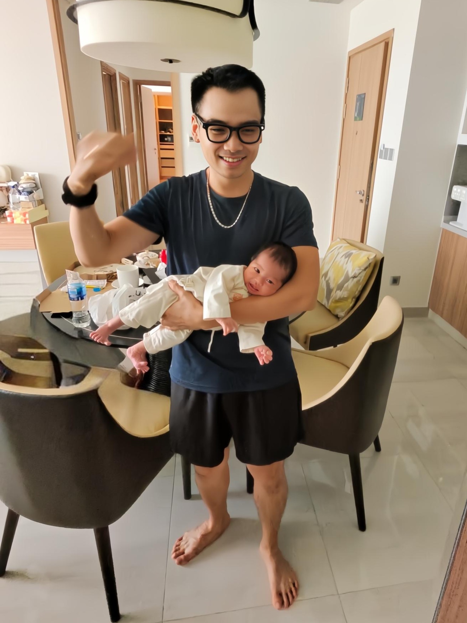 Chồng hoa hậu đẹp trai, phong độ hơn sau điều trị