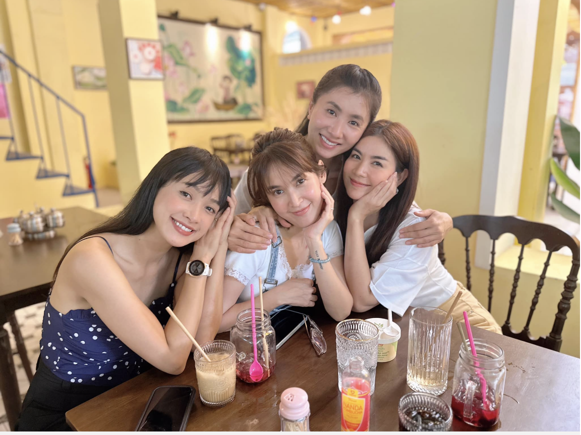 Nguyệt Ánh giữ mối quan hệ thân thiết với đồng nghiệp