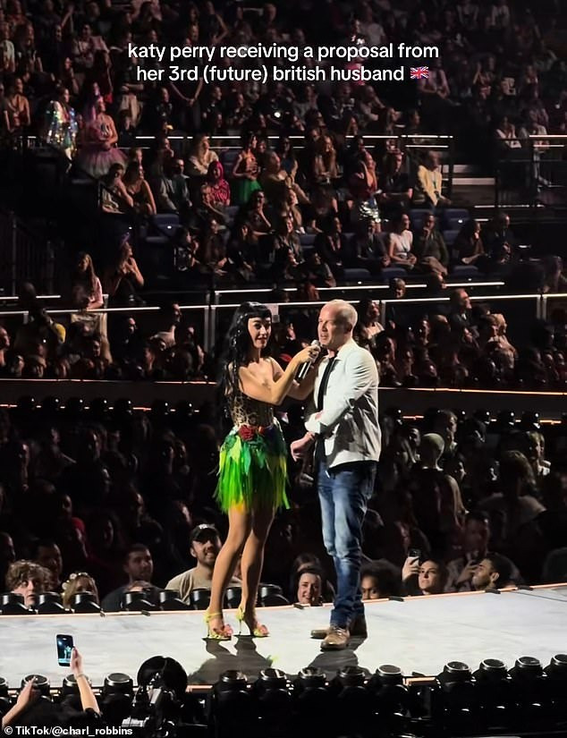 Katy Perry được fan cầu hôn trên sân khấu lưu diễn