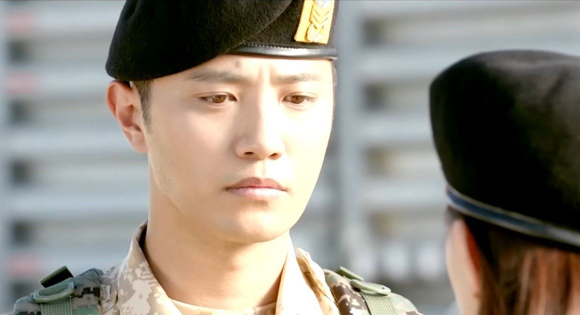 Jin Goo thời đóng Hậu Duệ Mặt Trời Jin Goo từng được khen đẹp hơn cả Song Joong Ki hồi đóng Hậu Duệ Mặt Trời.