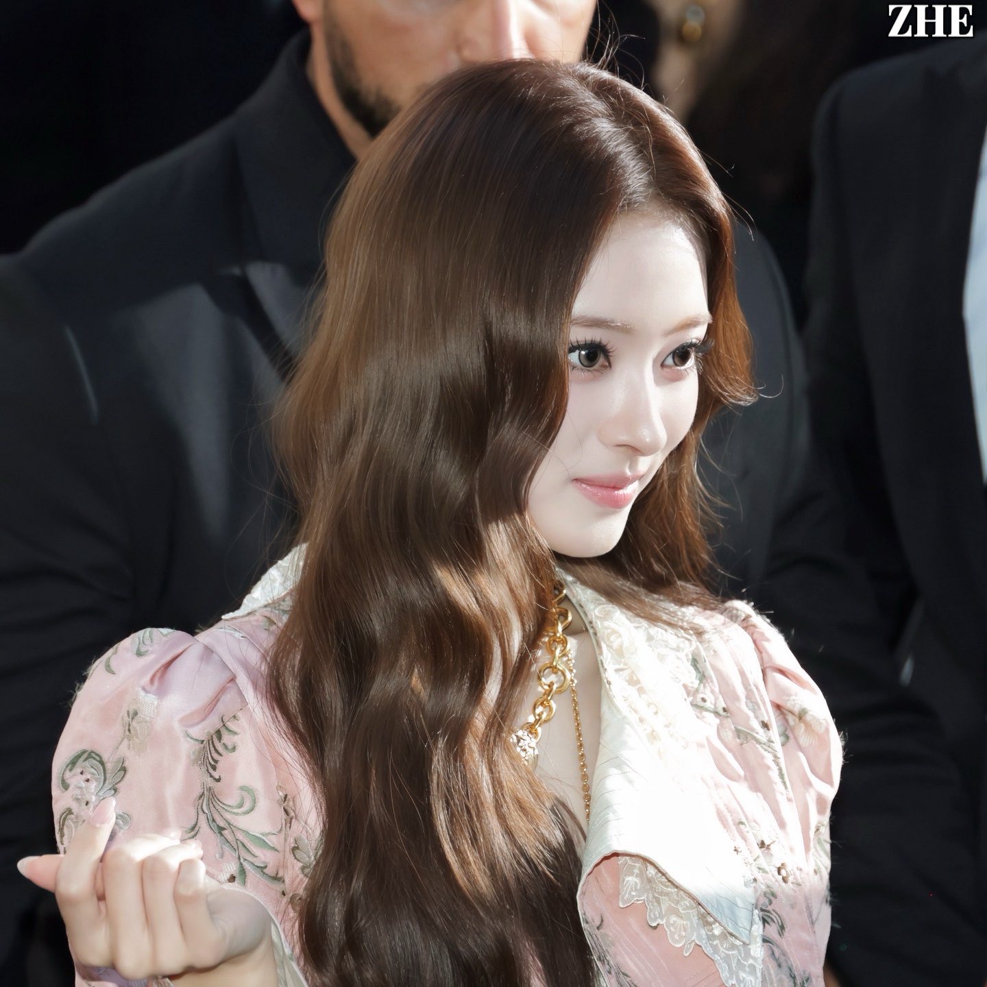 Visual cổ điển và kiêu kỳ của Anna