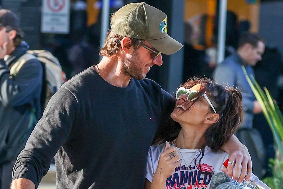 Sarah Shahi và Adam Demos thân mật ngoài đời
