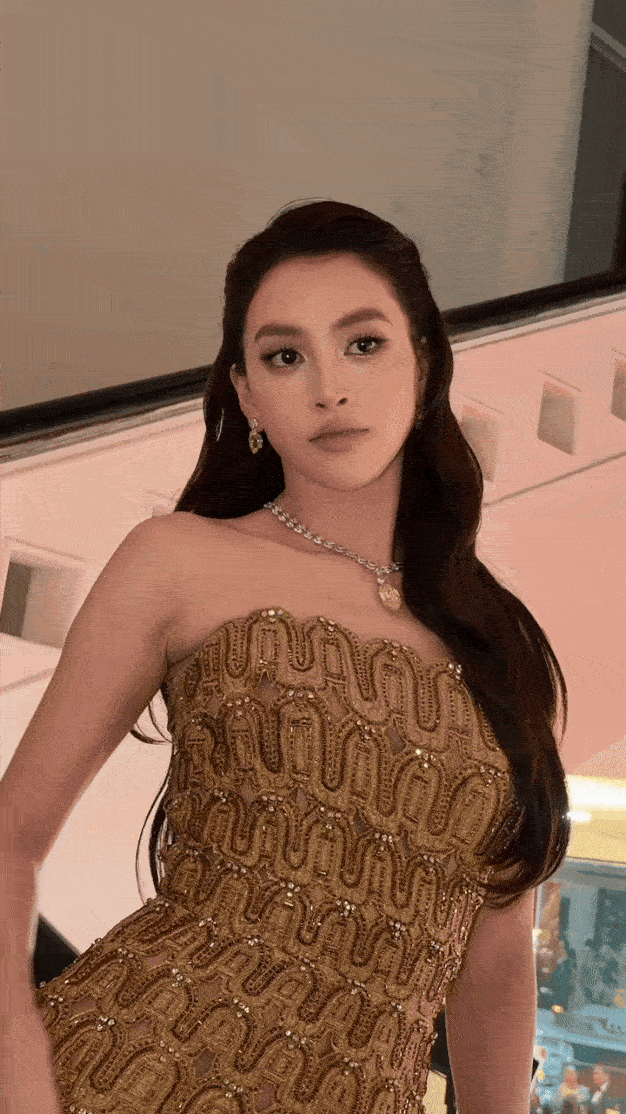 Trang phục kiêu sa giúp nàng hậu khoe trọn bờ vai mảnh khảnh Tiểu Vy khoe vóc dáng quyến rũ với bộ đầm vàng