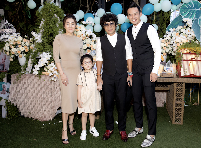 Nam đạo diễn phim doanh thu trăm tỷ, lấy vợ kém 12 tuổi Trung Lùn và vợ con