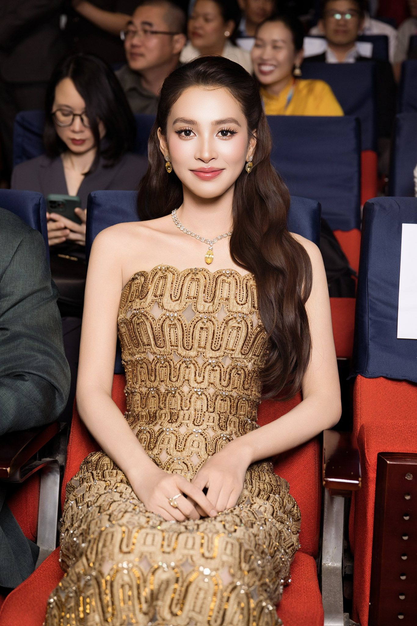 Tiểu Vy tự tin tỏa sáng trên thảm đỏ Nhan sắc tỏa sáng của Tiểu Vy trên thảm đỏ LHP Việt Nam