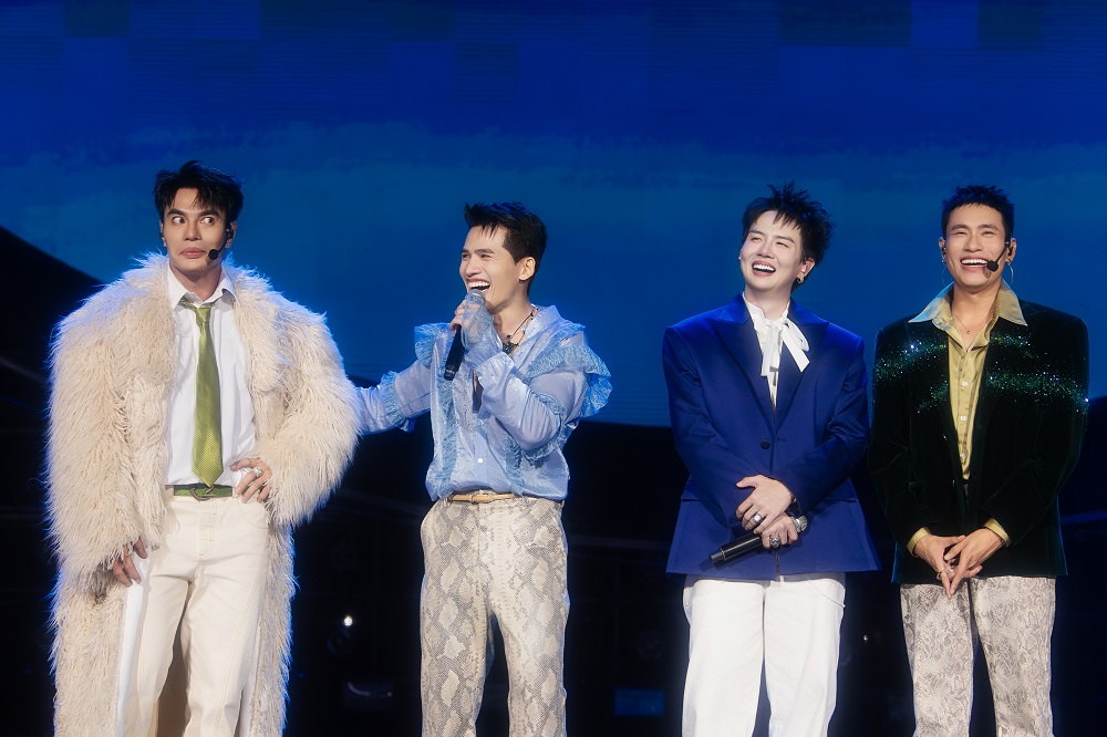 Quốc Thiên bật khóc trong live concert 10.000 khán giả- Ảnh 14. Trao tặng quỹ hỗ trợ thiên tai miền Trung