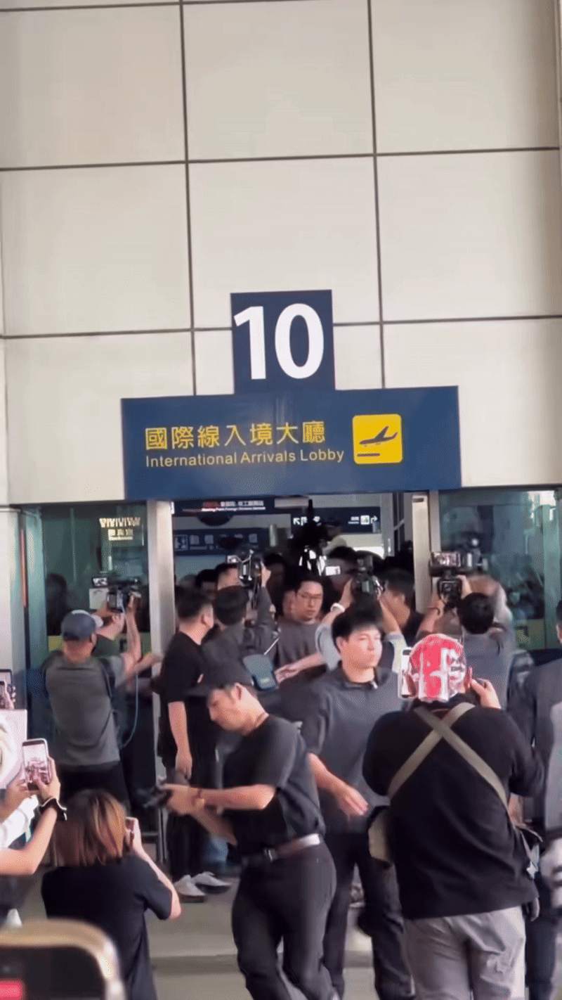 Fan hò reo chào đón TWICE tại Cao Hùng Fan hâm mộ TWICE tại sân bay