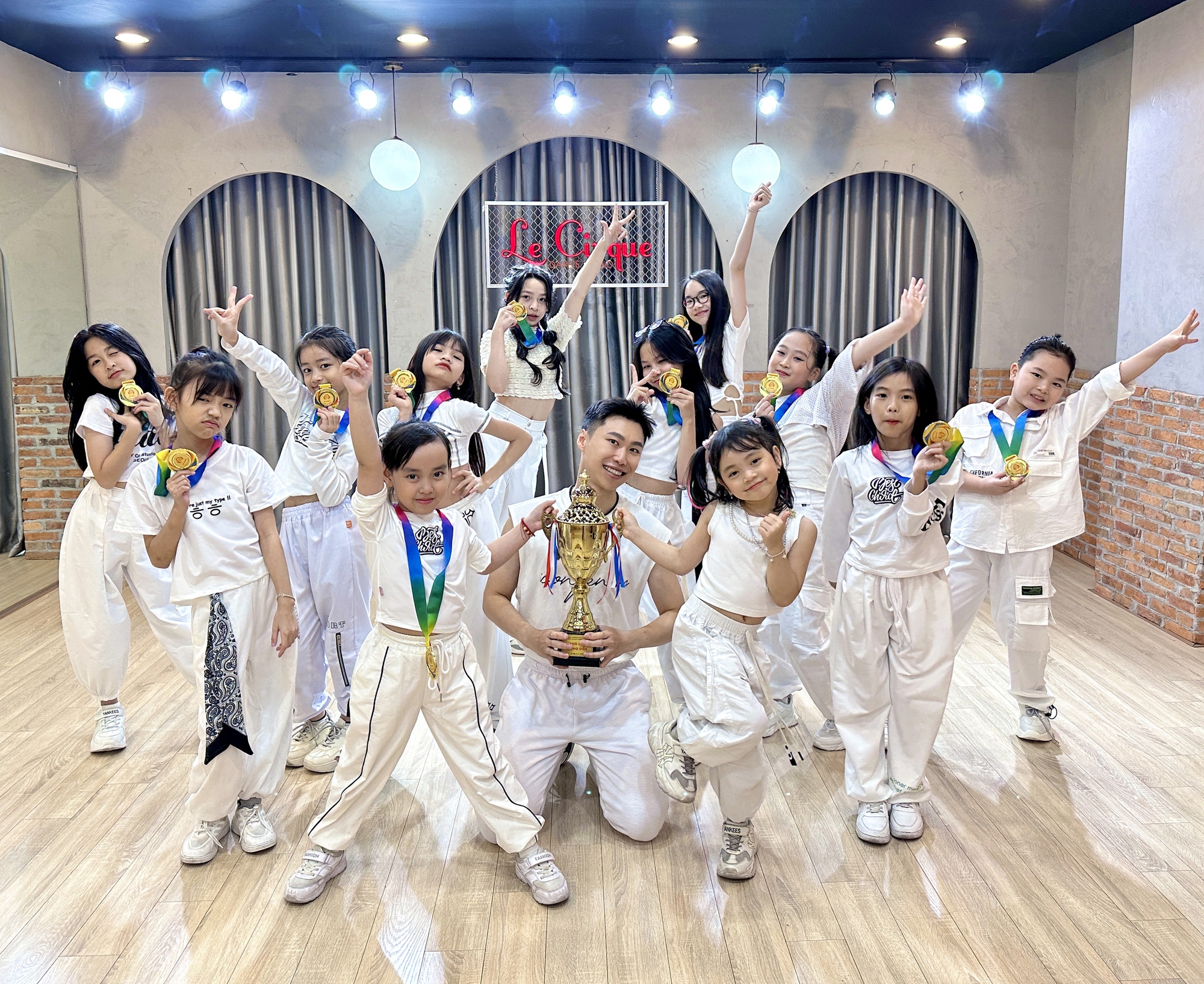 Minhx cùng học trò nhí