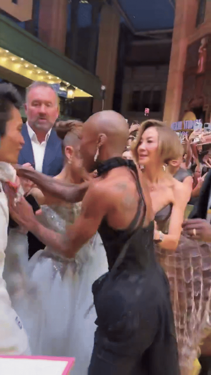 Cynthia Erivo cùng an ninh tách fan cuồng ra khỏi Ariana Grande