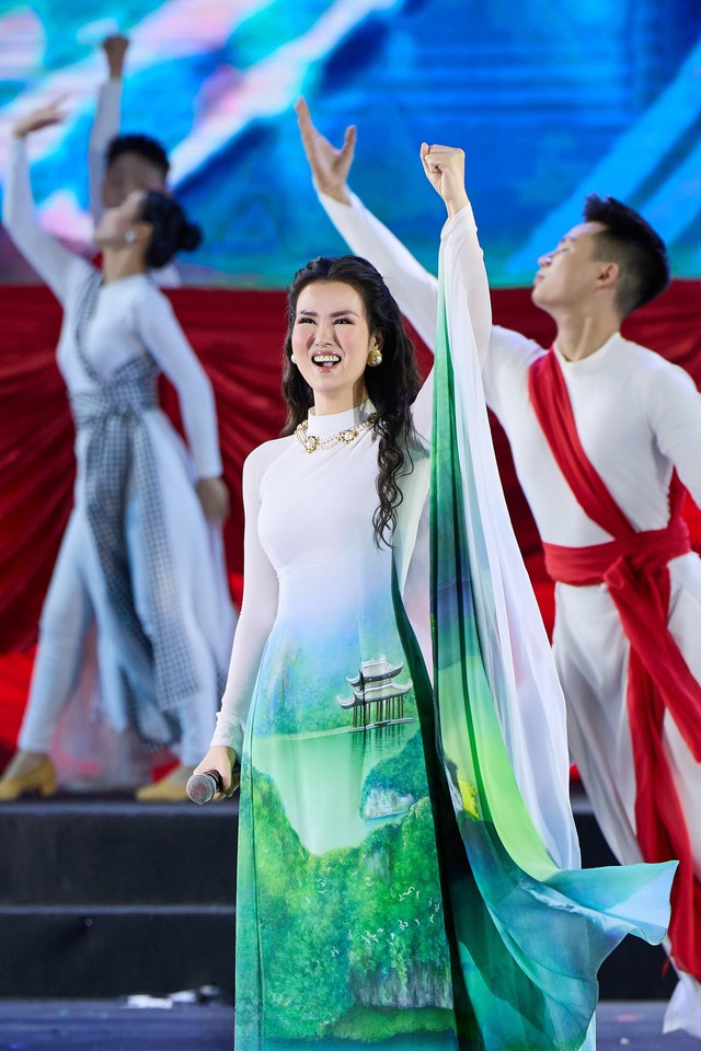 Ca sĩ biểu diễn tại phố đi bộ Nguyễn Huệ