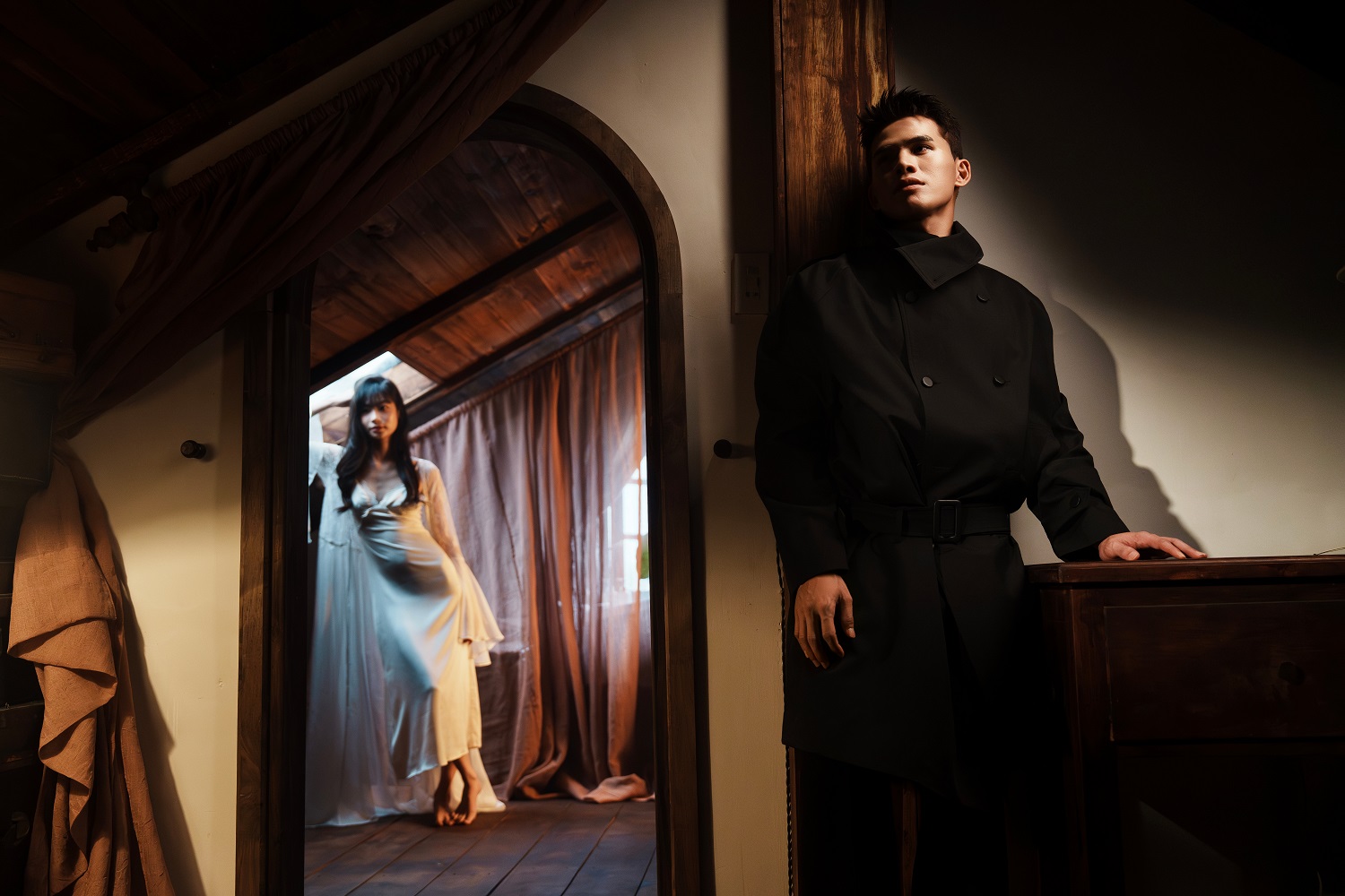 Hình ảnh biểu tượng trong MV Ánh trăng giả dối