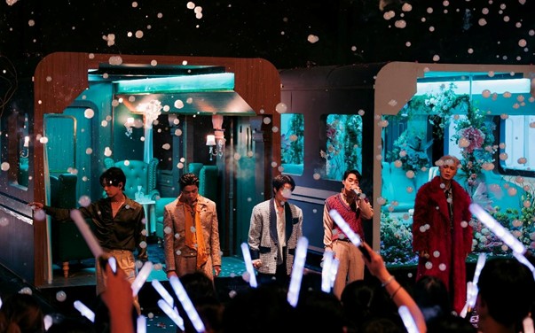 Ca khúc Người như anh xứng đáng cô đơn đạt nhiều thành tích quốc tế