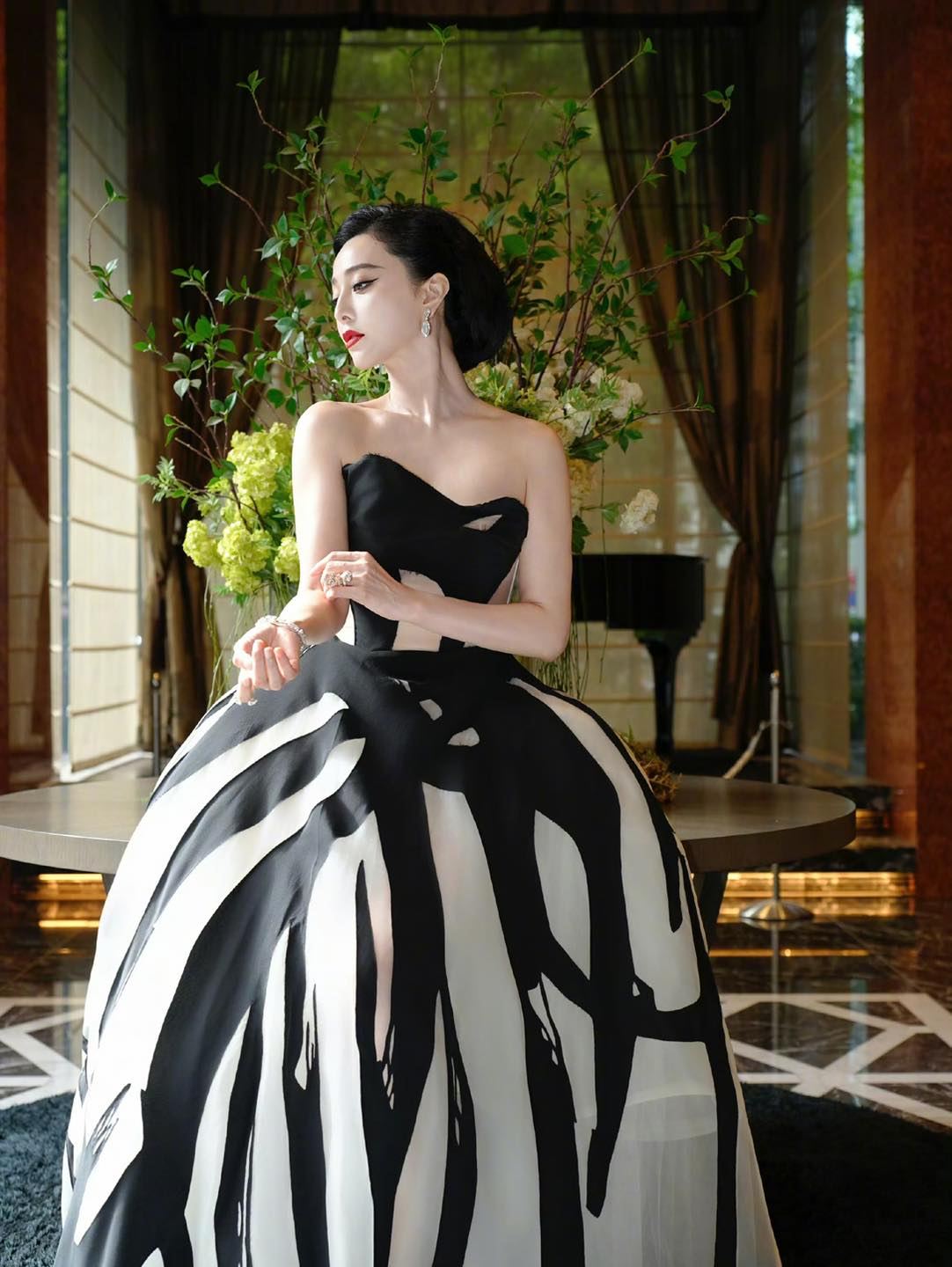 Phạm Băng Băng bị chặn đường sống- Ảnh 1. Phạm Băng Băng trên thảm đỏ LHP Tokyo