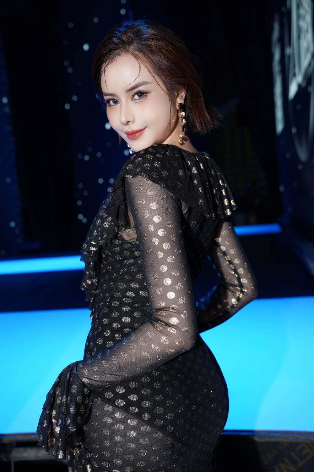 Phong cách mạnh mẽ trong trang phục da và họa tiết trống đồng