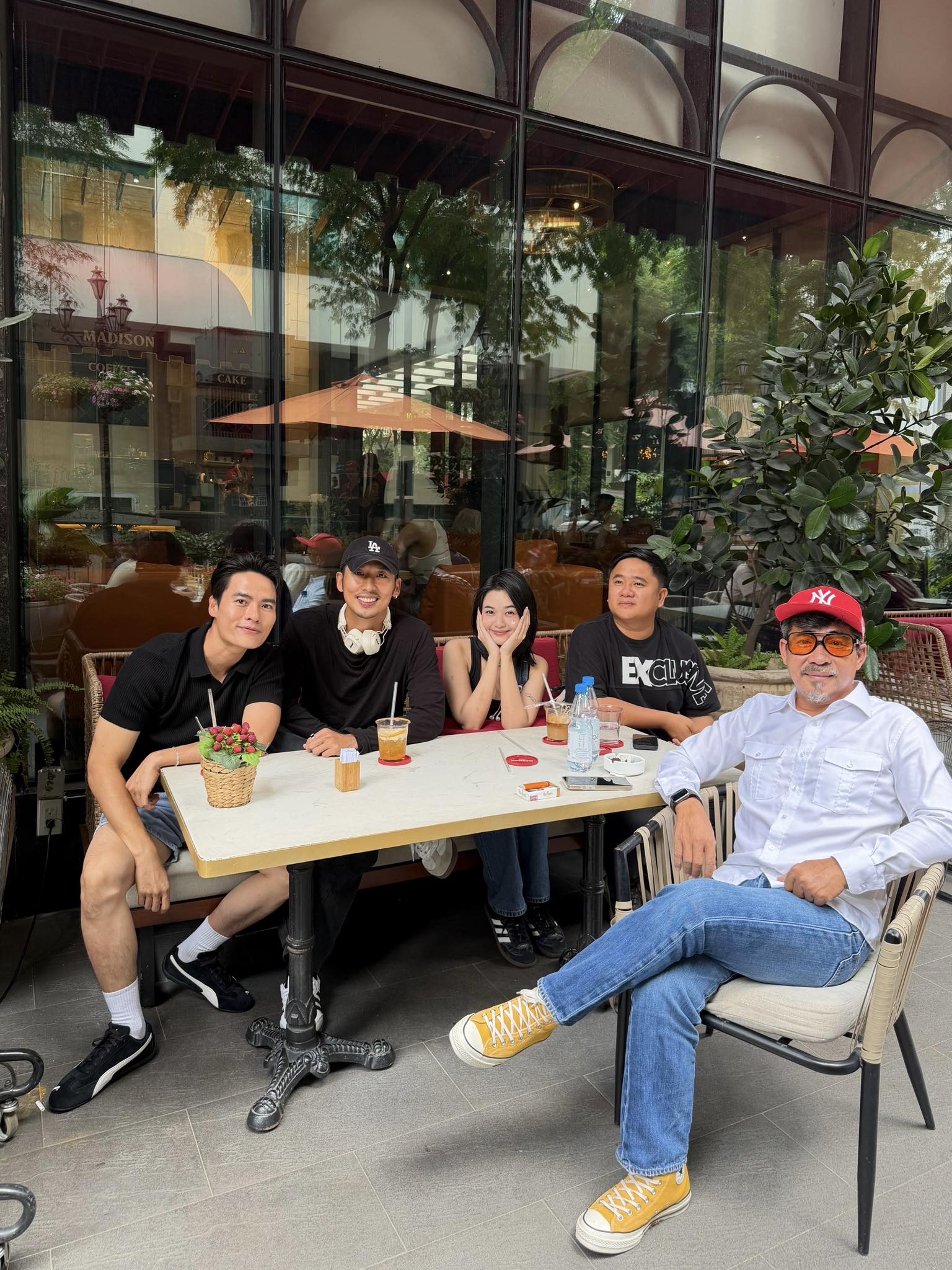 Nam đạo diễn phim doanh thu trăm tỷ, lấy vợ kém 12 tuổi Trung Lùn và dàn diễn viên phim Làm giàu với ma