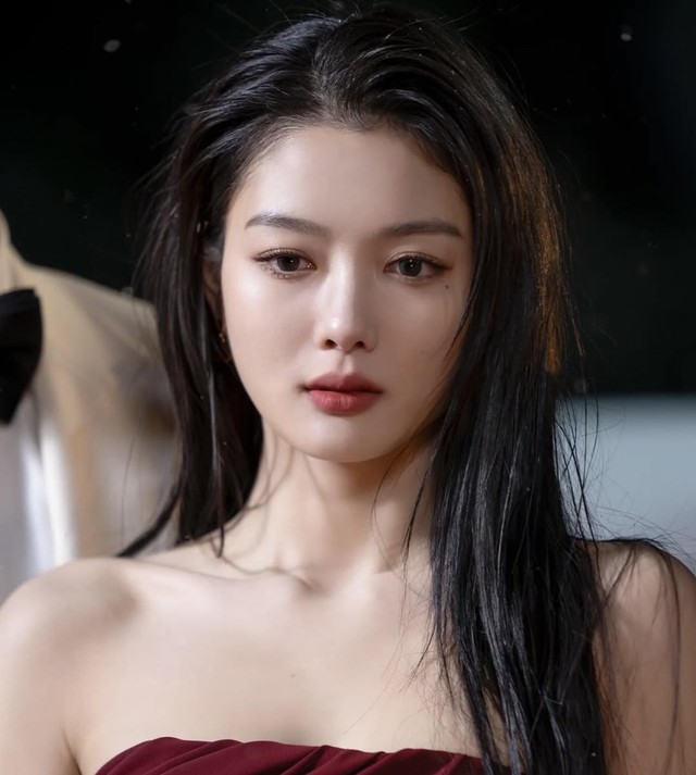 Kim Yoo Jung trong vai Baek Ah Jin