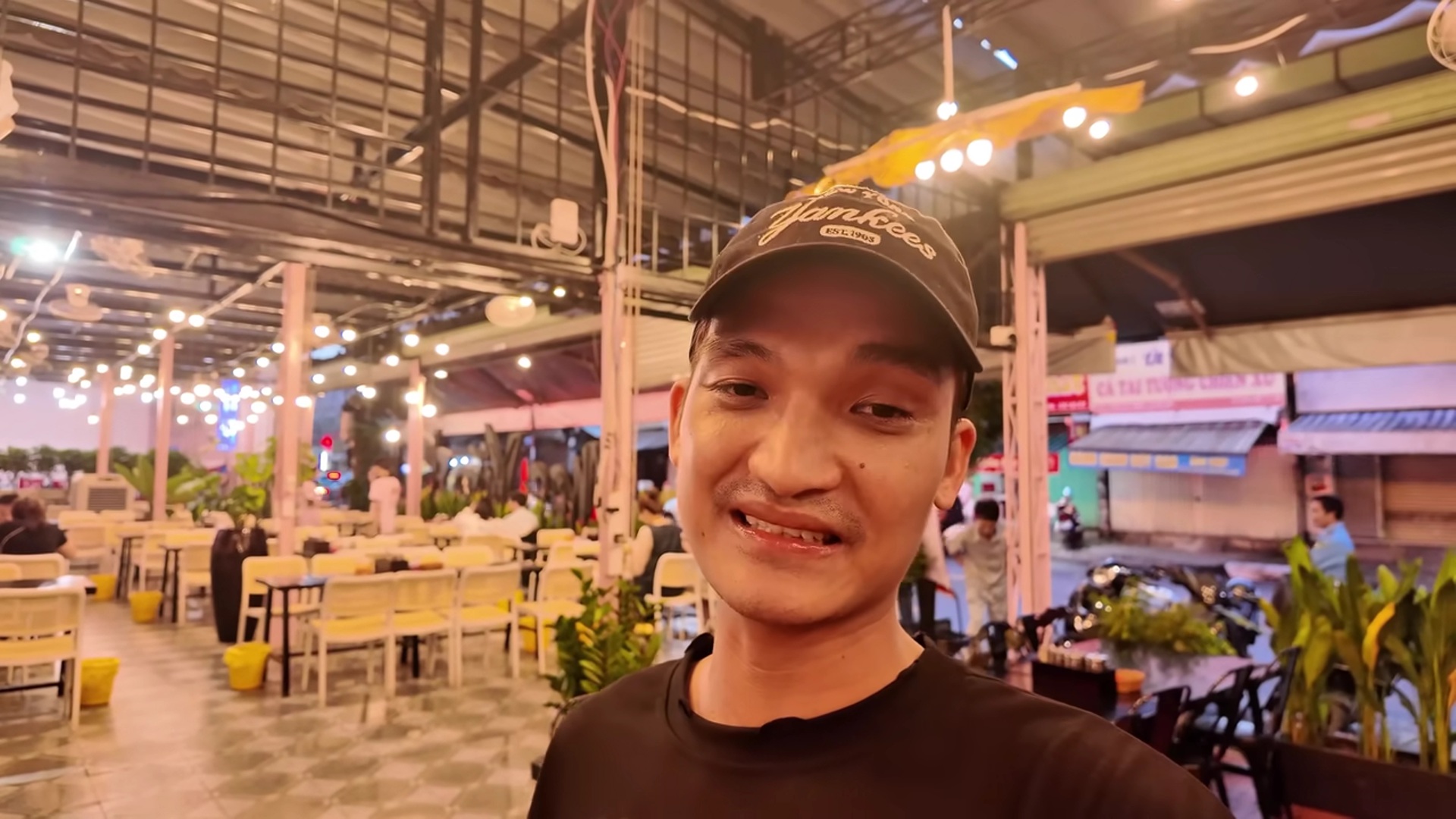 Không gian quán bún đậu rộng rãi thoáng mát