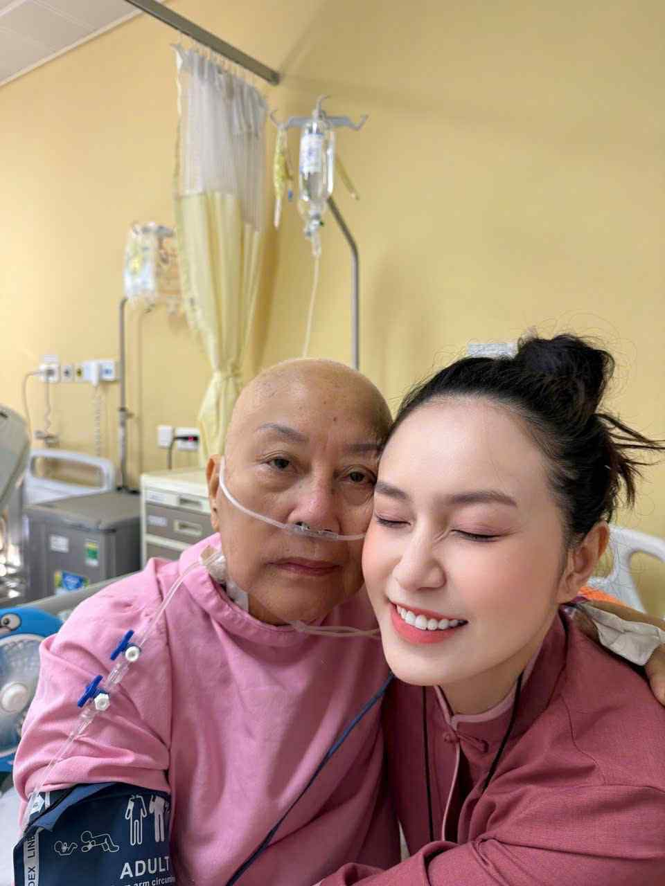 Mẹ Tuấn Hưng coi con dâu như con gái. Mẹ Tuấn Hưng và con dâu thân thiết