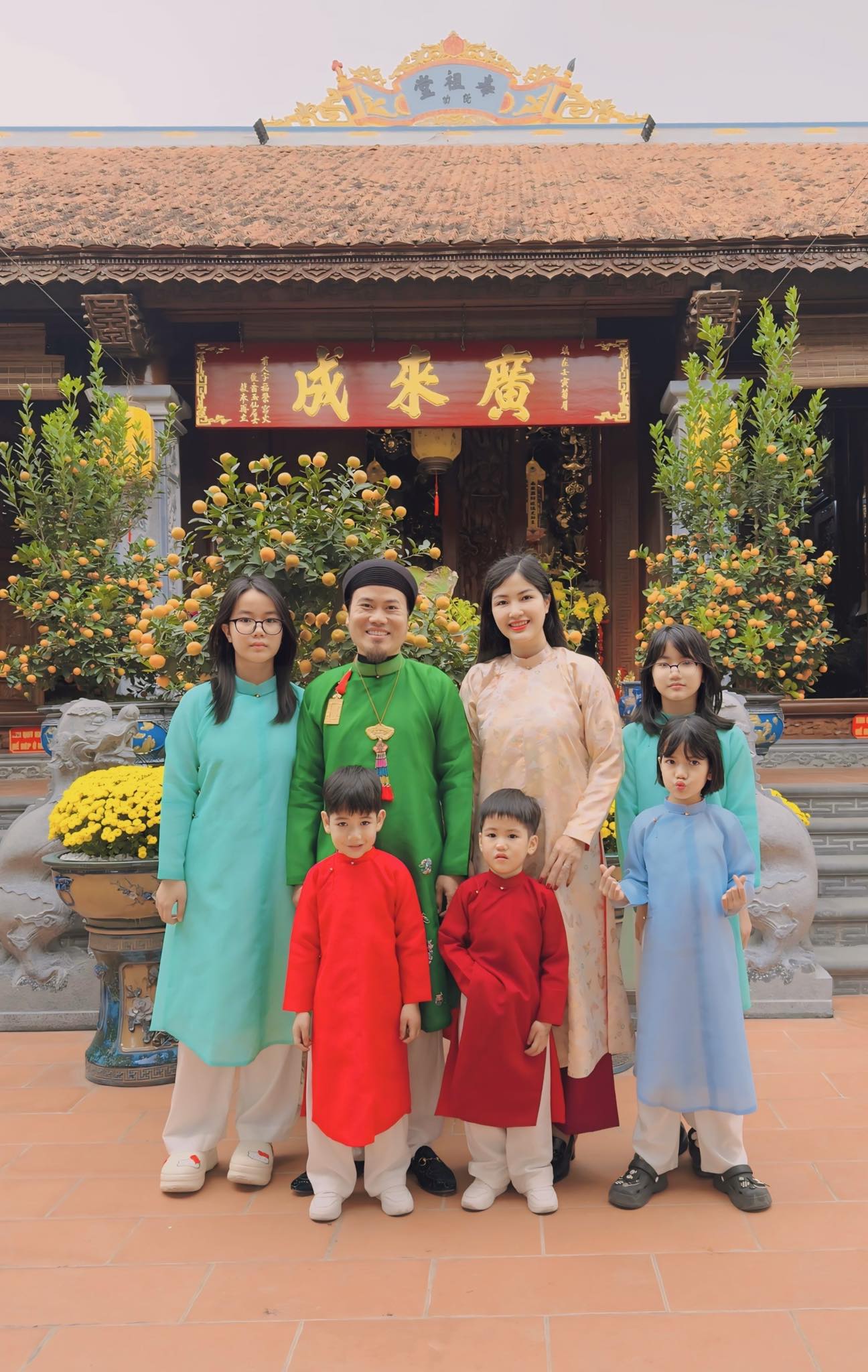 Gia đình đông đủ với không khí vui vẻ, ấm áp