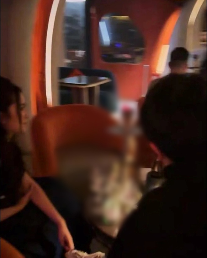 Vân Hạo Ảnh và T-ma tại câu lạc bộ