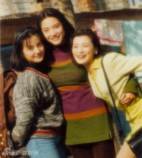 Triệu Vy trong Chị Em Gái Đến Bắc Kinh (ngoài cùng bên trái).