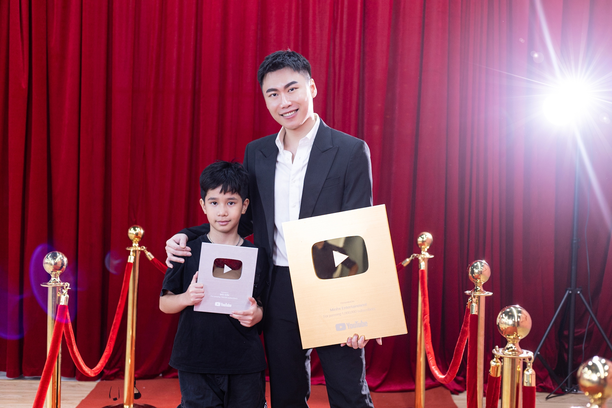 Minhx nhận nút vàng YouTube