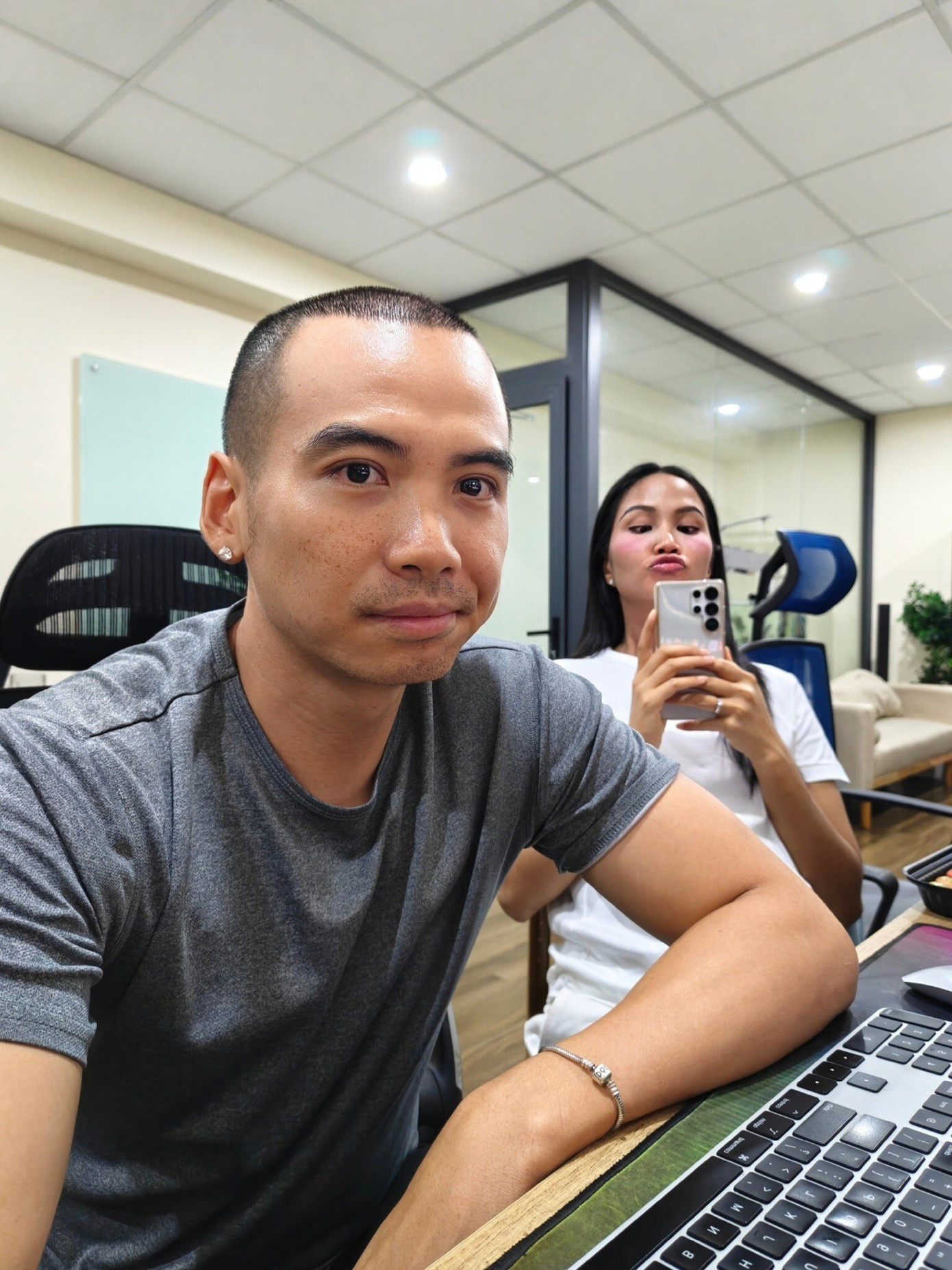 Khủng hoảng của H’Hen Niê và lời cảnh tỉnh vùng cấm đời tư- Ảnh 3. Vợ chồng H'Hen Niê rơi vào khủng hoảng vì sống hai cuộc đời